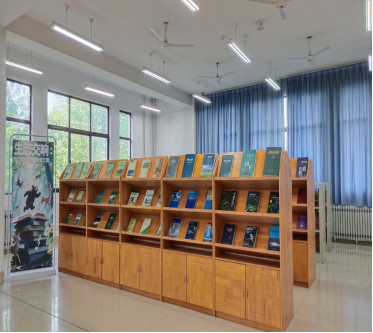 逸夫馆三楼理科书库举办“生态交响：与万物共鸣的阅读之旅”主题书展