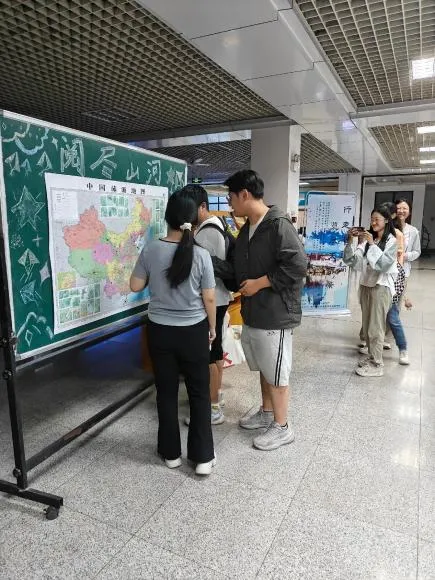 行走书页间，览尽天下景 —— 图书馆开启旅行文化书展