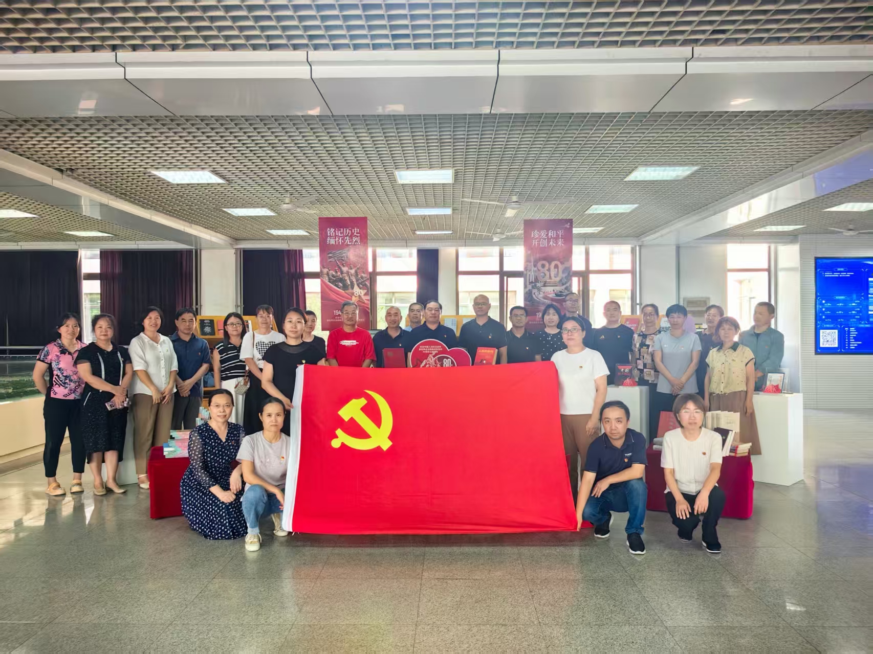 图书馆党支部开展 “铭记历史 传承精神” 主题党日活动
