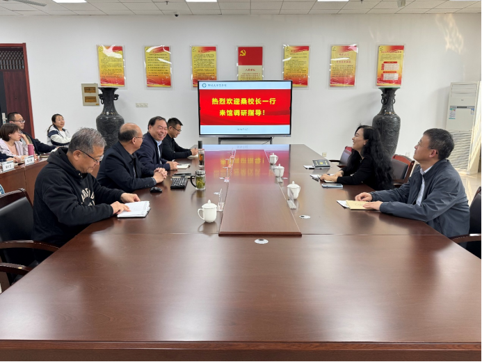 副校长桑红燕一行到图书馆调研指导工作